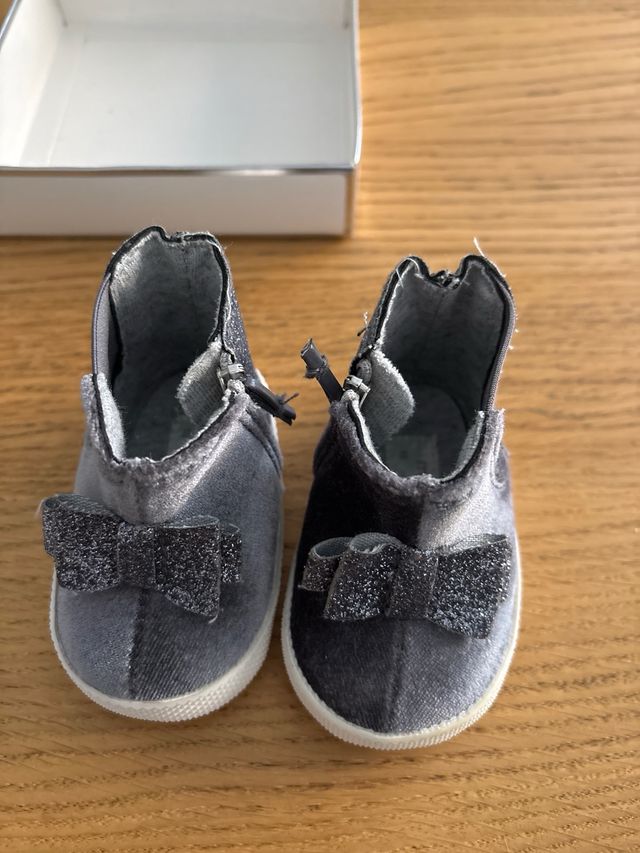 Botas para bebé con lazo brillante