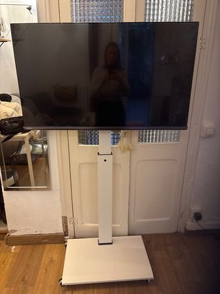 TV Toshiba 43' Smart con soporte con ruedas