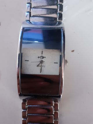 Reloj de pulsera plateado