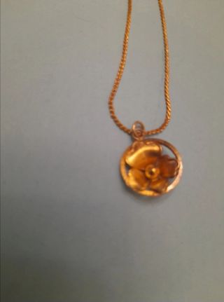 Gargantilla dorada con colgante de flor