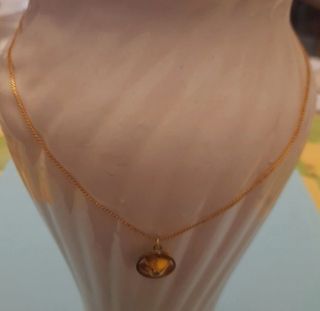 Gargantilla dorada con colgante de flor