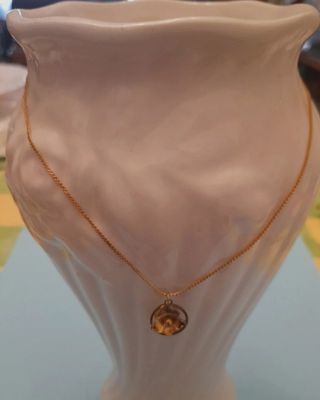 Gargantilla dorada con colgante de flor