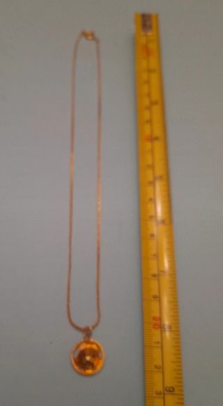 Gargantilla dorada con colgante de flor
