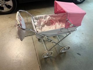 Coche de muñecas rosa