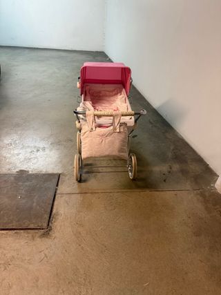 Coche de muñecas rosa
