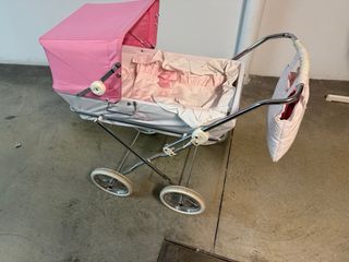 Coche de muñecas rosa