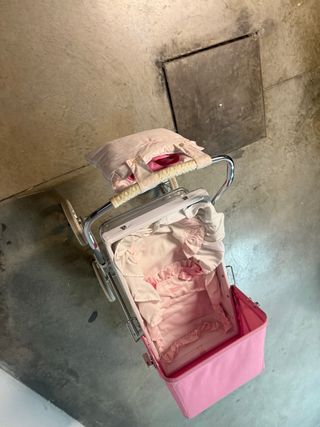 Coche de muñecas rosa