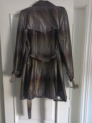 Gabardina en tono gris oscuro