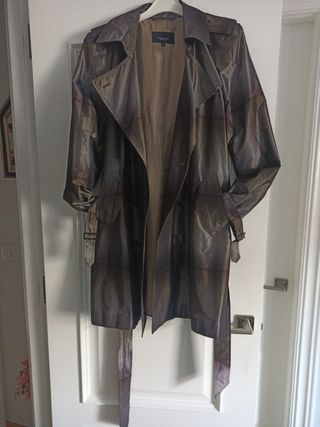 Gabardina en tono gris oscuro