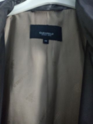 Gabardina en tono gris oscuro