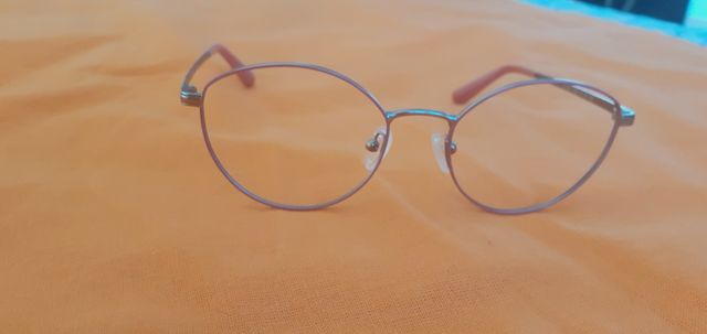 Montura de gafas rosa y dorado