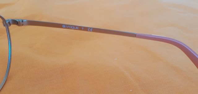 Montura de gafas rosa y dorado