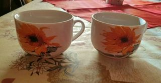 Tazze da latte con girasoli