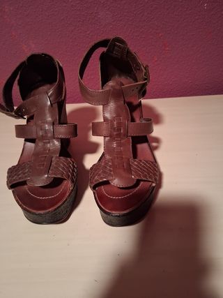Sandalias de cuña altas marrones cuero.