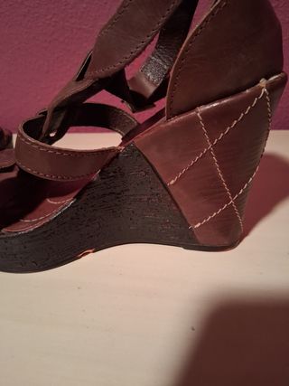 Sandalias de cuña altas marrones cuero.