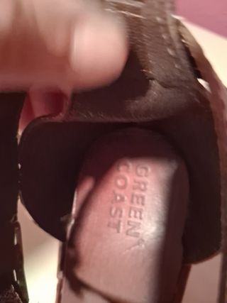 Sandalias de cuña altas marrones cuero.