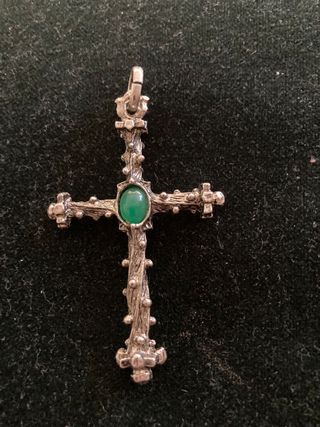 Cruz de metal con piedra verde