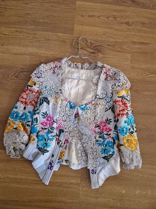 Traje de Fallera SIGLO XVIII fondo planco perla.
