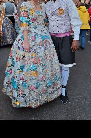 Traje de Fallera SIGLO XVIII fondo planco perla.
