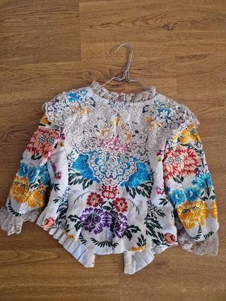 Traje de Fallera SIGLO XVIII fondo planco perla.
