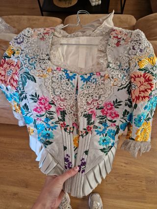 Traje de Fallera SIGLO XVIII fondo planco perla.

