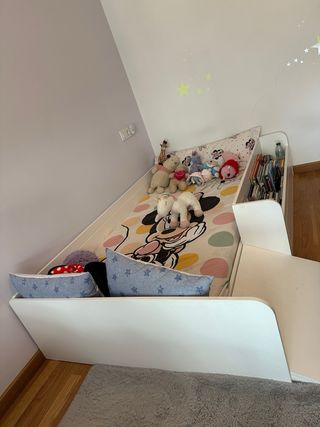 Cama Montessori 90x190 con juguetero y rampa.