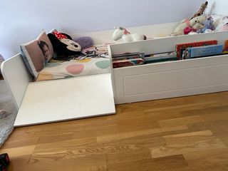 Cama Montessori 90x190 con juguetero y rampa.