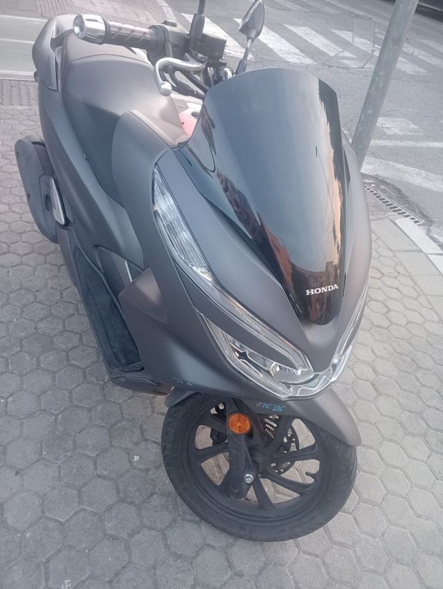 Moto Honda PCX 125 Negra Mate año 2019 28.000 km