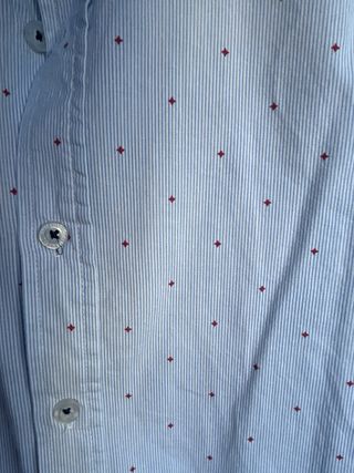 Camisa de rayas azul con puntos rojos