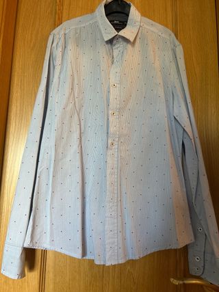 Camisa de rayas azul con puntos rojos