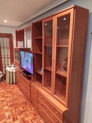 Mueble comedor cerezo con vitrina y cajones
