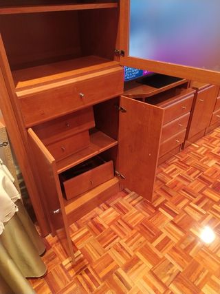 Mueble comedor cerezo con vitrina y cajones