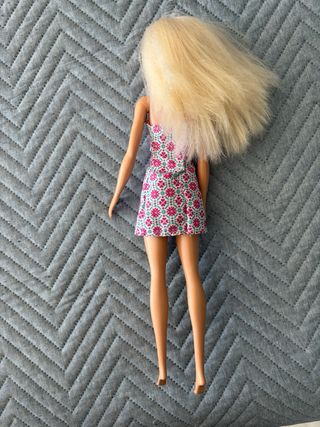 Muñeca Barbie con vestido floral