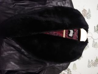 Chaqueta de piel negra con cuello de pelo