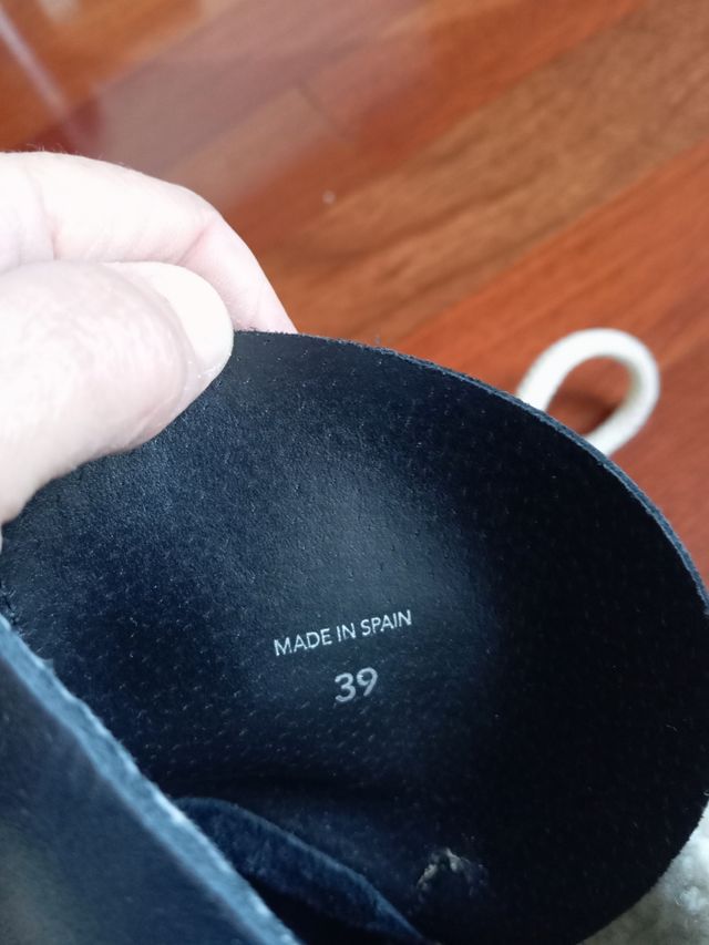 Botas de Piel Negras y Marrones