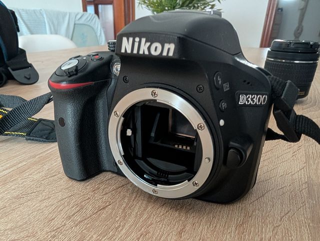 Nikon D3300 + Objetivo 18-55mm + Cargador