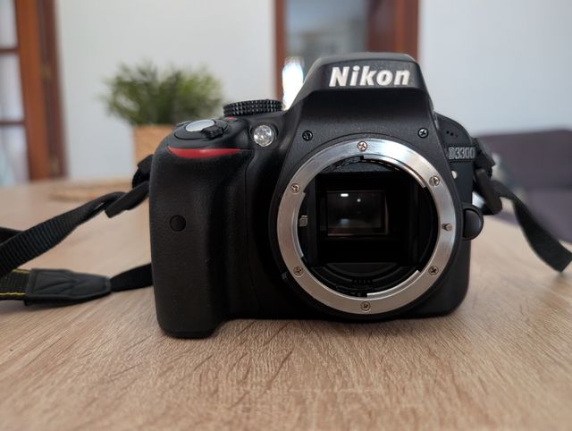 Nikon D3300 + Objetivo 18-55mm + Cargador