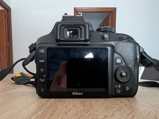 Nikon D3300 + Objetivo 18-55mm + Cargador