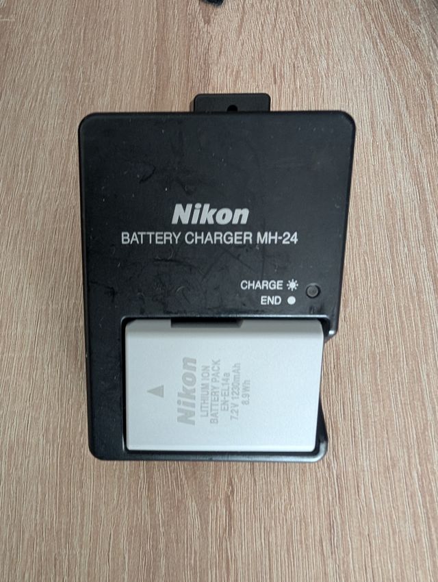 Nikon D3300 + Objetivo 18-55mm + Cargador