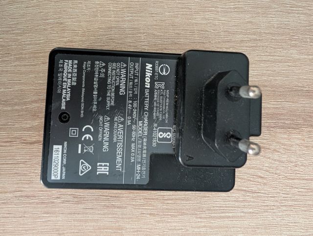 Nikon D3300 + Objetivo 18-55mm + Cargador