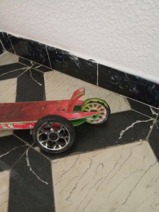 Patinete rojo con rueda de repuesto