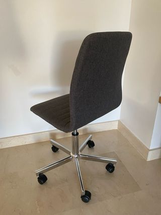 Silla de escritorio gris con ruedas