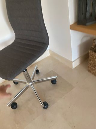 Silla de escritorio gris con ruedas