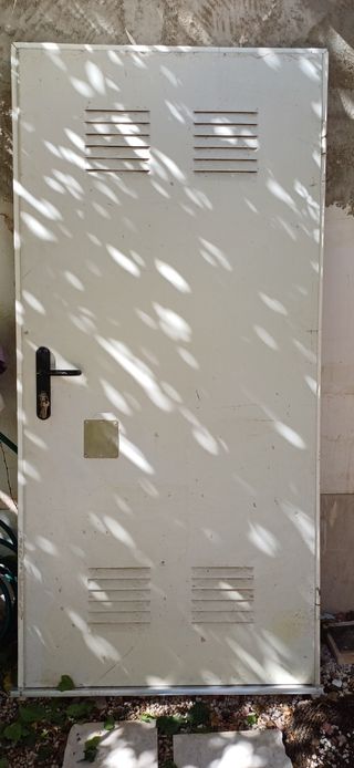 Puerta metálica con cerradura y llaves