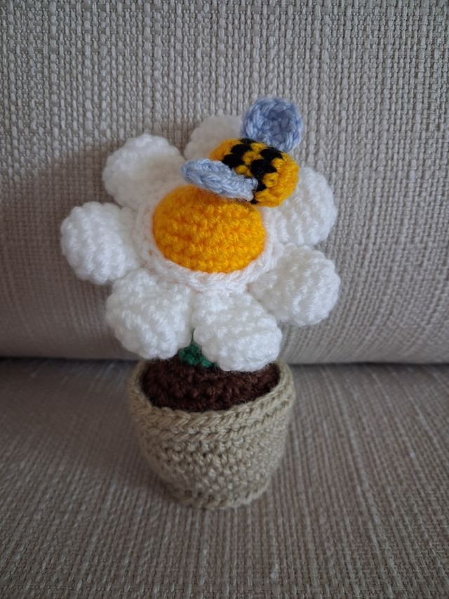Margherita amigurumi con ape
