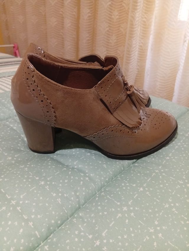 Zapatos de tacón beige y marrón