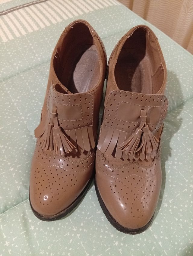 Zapatos de tacón beige y marrón