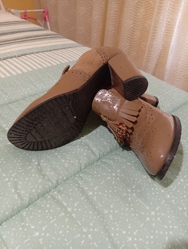 Zapatos de tacón beige y marrón