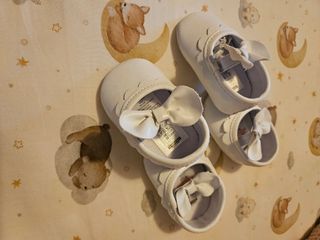 Zapatos blancos de recien nacido (2 meses)