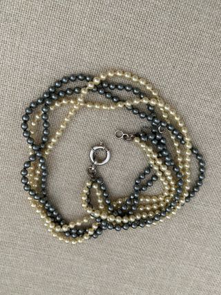 Collar de perlas grises y blancas